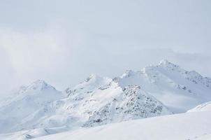 vackert vinterlandskap med snötäckta berg foto