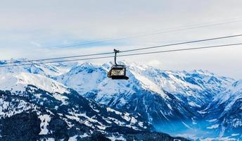 bergen skidort. linbana. vintern i schweiziska alperna foto