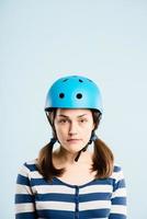 rolig kvinna bär cykelhjälm porträtt verkliga människor högupplöst