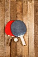 ping pong paddel och boll foto