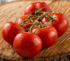 tomater på träbord