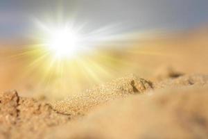 sommar semester äventyr och semester resor frihet koncept. abstrakt oskärpa suddig bakgrund, naturen av tropisk sommarstrand med solljusstrålar. mjuk och suddig tropisk beach.golden sand beach. foto