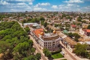 evpatoria, crimea - 9 juli 2019 - flygfoto över stadens silhuett med utsikt över hotellet. foto