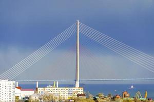 stadsbild med utsikt över staden och den ryska bron. Vladivostok foto