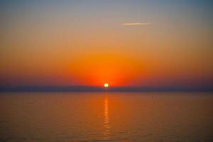 havslandskap med en vacker solnedgång över havet foto