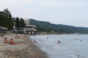 sukhumi, abchazien - 5 augusti 2017 - stadslandskap med stranden i sukhumis militära sanatorium. foto