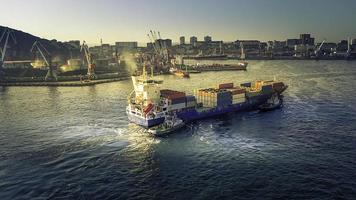 golden horn bay med fartyg. Vladivostok, Ryssland foto