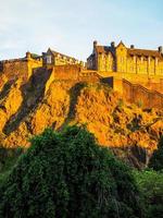 hdr edinburgh castle vid solnedgången foto