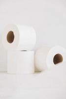 rullar med vitt toalettpapper på en vit bakgrund foto