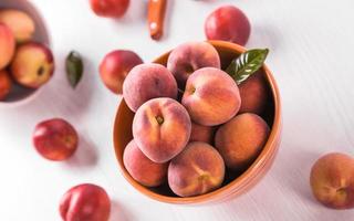 färska persikor foto