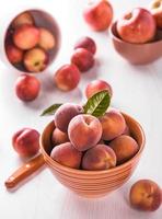 färska persikor foto