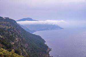 pittoresk utsikt över moln över Medelhavet och stenig klippa mot himlen foto