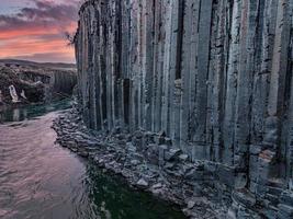 episk vy av studlagil basalt kanjon, island. foto