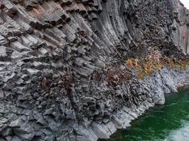 episk vy av studlagil basalt kanjon, island. foto