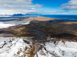 Flygfoto över glaciärerna och snöiga bergen på Island. foto