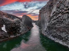 episk vy av studlagil basalt kanjon, island. foto