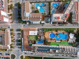 Flygfoto över den spanska staden vid stranden på Mallorca foto