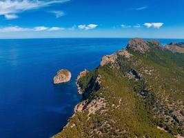 Flygfoto över de vackra klipporna på Mallorca, Spanien. foto