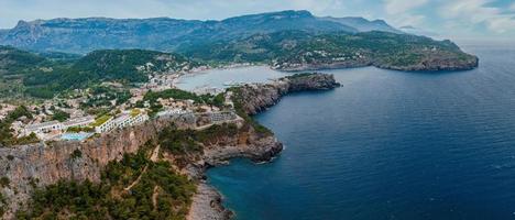 Flygfoto över det lyxiga cliff house hotel på toppen av klippan på ön mallorca. foto