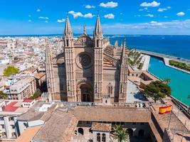 Flygfoto över den spanska flaggan nära la seu på Mallorca, Spanien. foto