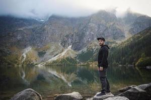 turist nära bergssjön morskie oko i tatra nationalpark, Polen. foto