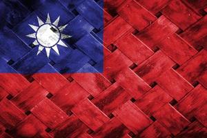 taiwan flagga skärm på flätat trä bakgrund foto