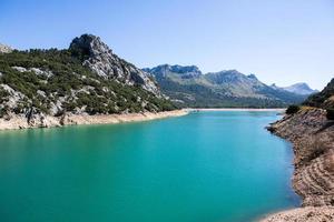 vacker strand med mycket rent och azurblått vatten vid Medelhavet på ön ibiza, Spanien foto