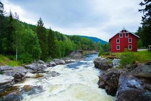 färgglada bergsscener i norge. vackert landskap i norge, skandinavien. norge bergslandskap. naturen på sommaren. foto