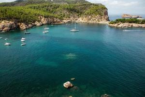 vacker strand med mycket rent och azurblått vatten vid Medelhavet på ön ibiza, Spanien foto