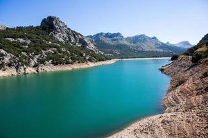 vacker strand med mycket rent och azurblått vatten vid Medelhavet på ön ibiza, Spanien. foto