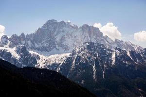 vackert bergslandskap i Alperna foto