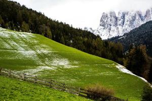 vackert bergslandskap i Alperna foto