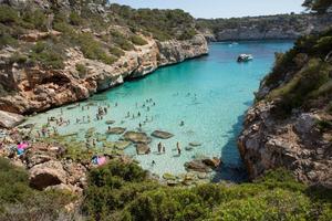 vacker strand med mycket rent och azurblått vatten vid Medelhavet på ön ibiza, Spanien foto