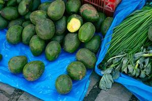 färsk frukt och grönsaker på den lokala marknaden i lima, peru. marknadsgrönsaker som säljs av lokala bönder. foto