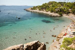 vacker strand med mycket rent och azurblått vatten vid Medelhavet på ön ibiza, Spanien foto