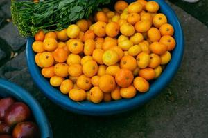 färsk frukt och grönsaker på den lokala marknaden i lima, peru. marknadsgrönsaker som säljs av lokala bönder. foto