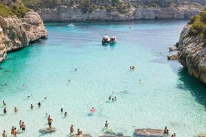 vacker strand med mycket rent och azurblått vatten vid Medelhavet på ön ibiza, Spanien. foto