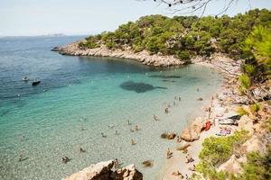 vacker strand med mycket rent och azurblått vatten vid Medelhavet på ön ibiza, Spanien foto