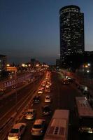 Tel Aviv City på natten. foto