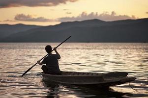 man paddla en traditionell kanot foto