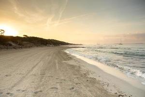 vacker strand med mycket rent och azurblått vatten vid Medelhavet på ön ibiza, Spanien. foto