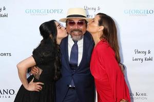 los angeles, 1 maj - aimee garcia, george lopez, constance marie på george lopez foundations 15:e årliga kändisgolfturneringen, förfest på baltaire restaurang den 1 maj 2022 i brentwood, ca. foto