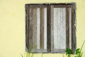 gamla träfönster på cementvägg foto
