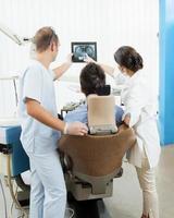 tandläkare som diskuterar med patienten foto