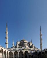 upplyst sultan ahmed moské under den blå timmen foto