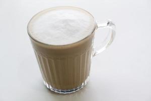 varm kaffe latte vit bakgrund foto