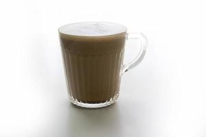 varm kaffe latte vit bakgrund foto