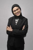 vacker muslimsk kvinna som bär glasögon över vit bakgrund studio foto