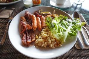 frukost på en tallrik på hotellet foto