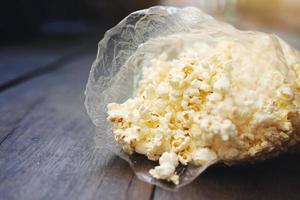 läckra söta popcorn i plastpåsar. foto